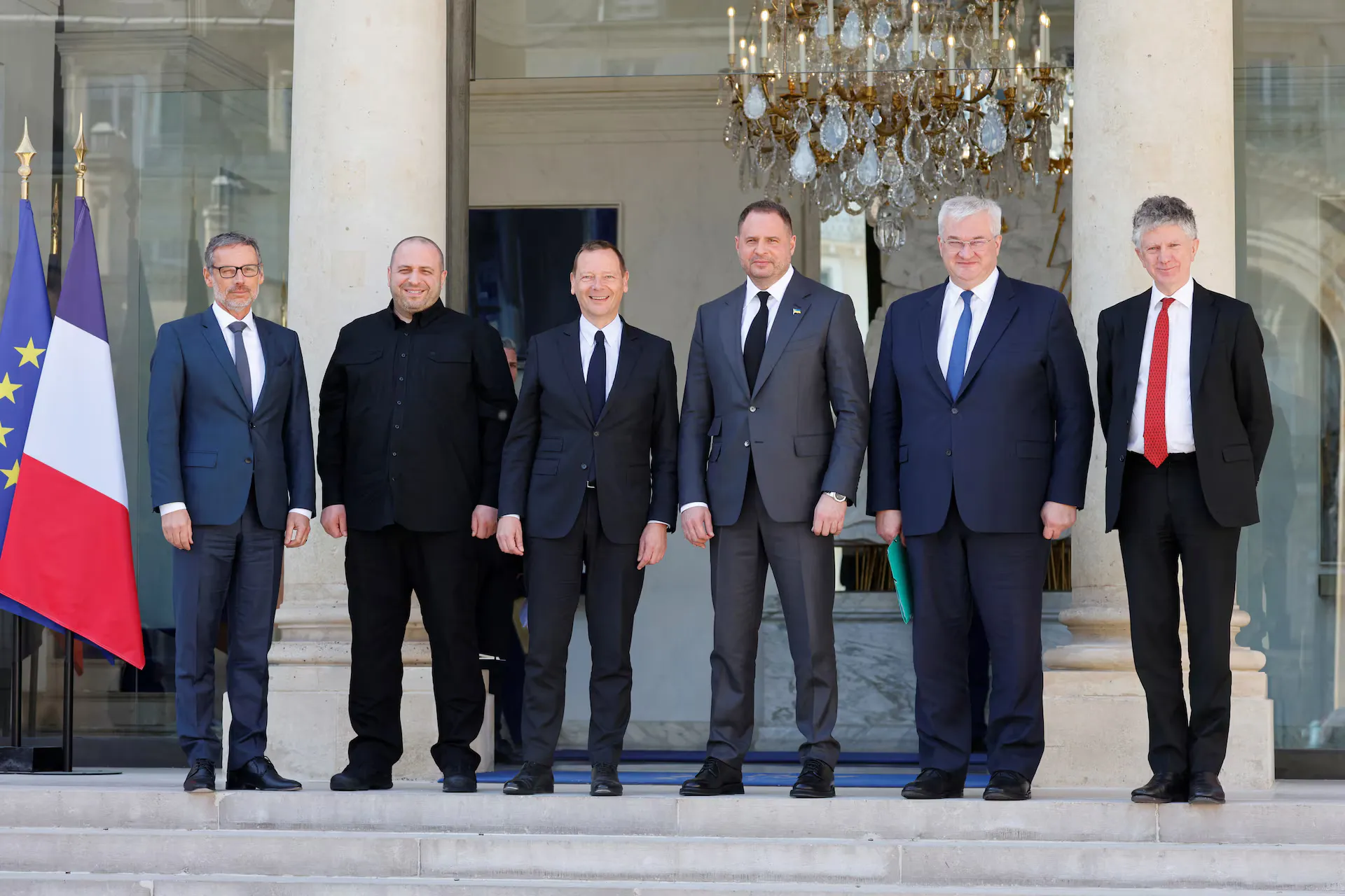 Дипломатичний радник президента Франції Еммануель Бонн позує з главою Адміністрації президента України Андрієм Єрмаком, міністром закордонних справ України Андрієм Сибігою, міністром оборони України Рустемом Умеровим, радником з національної безпеки Велик